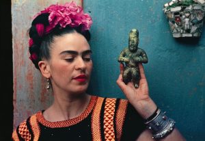 _102075108_frida-kahlo-with-olmec-figu