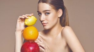 llevar-una-dieta-saludable-y-balanceada-con-alimentos-ricos-en-vitamina-c-ayuda-a-la-produccion-de-colageno-1213230