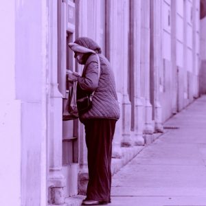 europapress-2825792-mujer-protegida-mascarilla-abrigada-saca-dinero-cajero-capital-dia-marcado-1_1_621x621