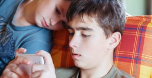 chicos-telefono-smartphone-1170x600