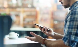 Smartphone-Chat-Conversar-celular-teléfono-Bigstock-1200-768x463