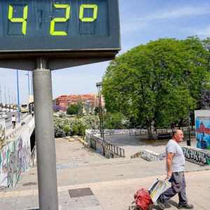 europapress-4460197-termometro-urbano-puente-cachorro-marca-42-grados-primer-dia-altas_1_621x621