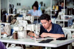 col-score-trabajador-joven-manufacturas-fenix-640x426