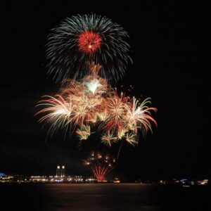 como-afectan-los-fuegos-artificiales-a-los-oidos-de-las-personas-mayores_1_621x621