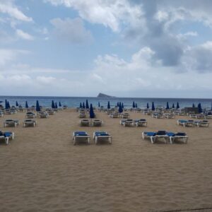 europapress-3225949-lilla-benidorm-fondo-primer-termino-hamacas-playa_1_621x621