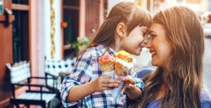 bigstock-1200-madre-hija-helado-1170x600