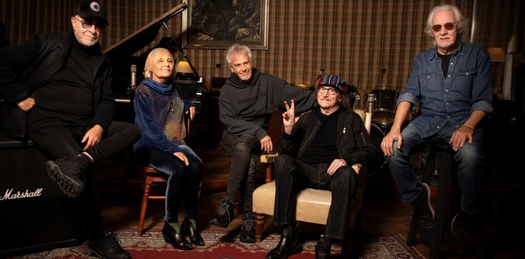 aQLbls8Ti_1256x620__2