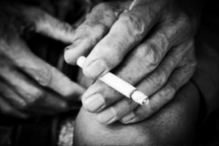 56065342-primer-plano-la-mano-el-humo-del-asimiento-del-hombre-viejo-negro-y-blanco-tono