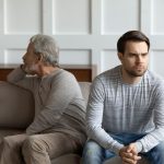 Cuando los padres presionan a sus hijos adultos para que los visiten