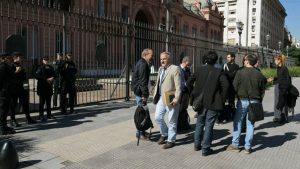 periodistas-acreditados-se-congregan-frente-a-la-casa-rosada-23042026-2226412