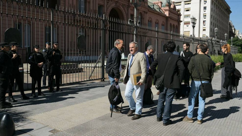 periodistas-acreditados-se-congregan-frente-a-la-casa-rosada-23042026-2226412