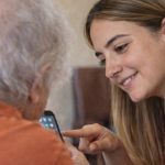 El cuidado de los padres ya empieza a pesar más que la crianza de los hijos
