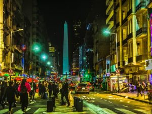 La-famosa-Calle-Corrientes-por-la-noche-Buenos-Aires-Argentina