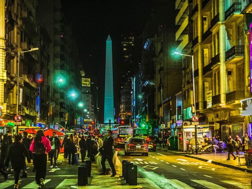 La-famosa-Calle-Corrientes-por-la-noche-Buenos-Aires-Argentina
