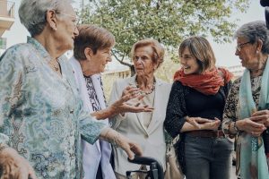 europapress-6791205-personas-mayores-paseando-charlando-alguien-mas-joven