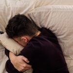 La falta de inclusión social y los factores económicos en el aumento de los suicidios